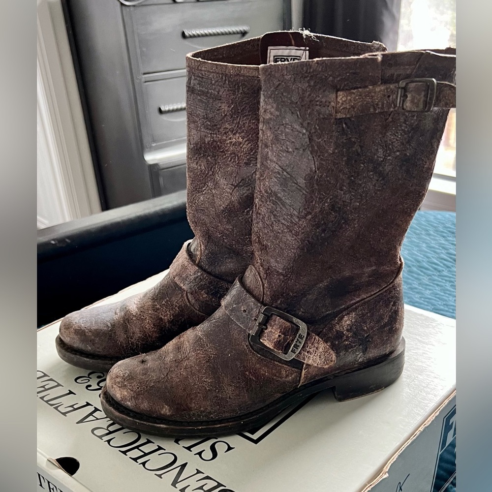 FRYE Womens Veronica Short Chocolate Distressed Leather